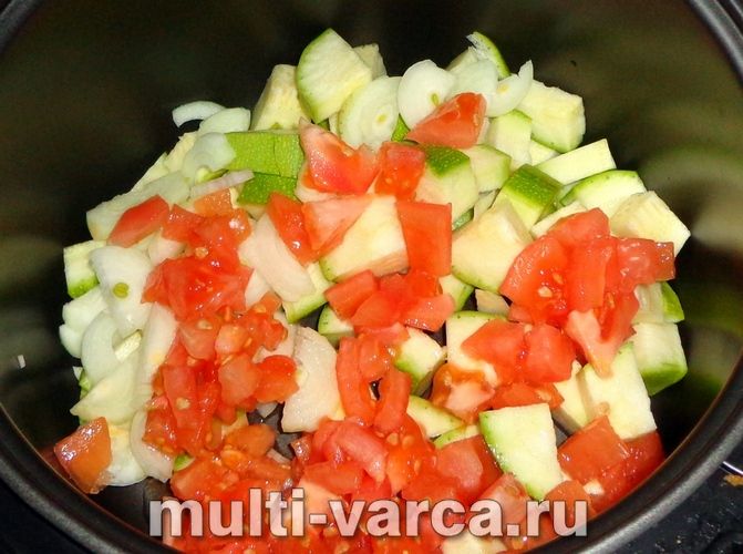 Тушковані кабачки з помідорами в мультиварці