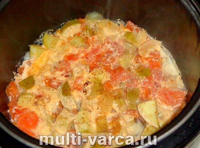 Тушковані кабачки з помідорами в мультиварці