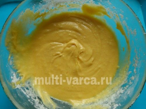 Відкритий вишневий пиріг із шоколадом у мультиварці
