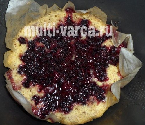 Відкритий вишневий пиріг із шоколадом у мультиварці