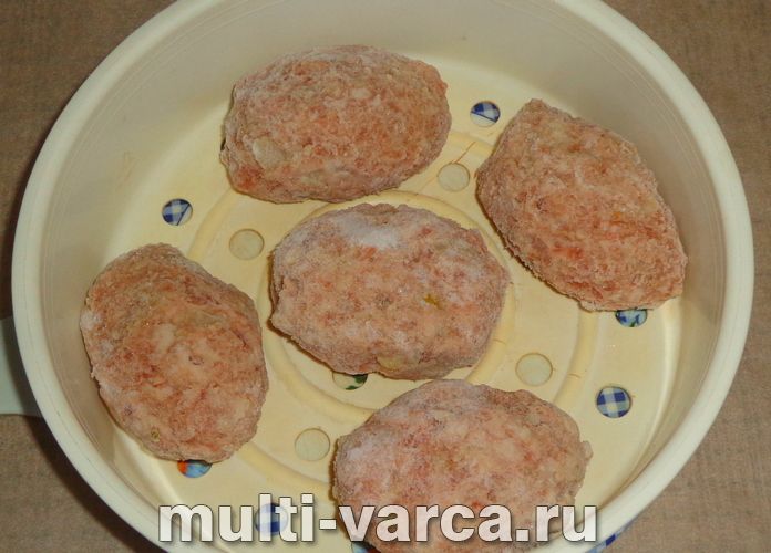 Заморожені котлети на пару в мультиварці