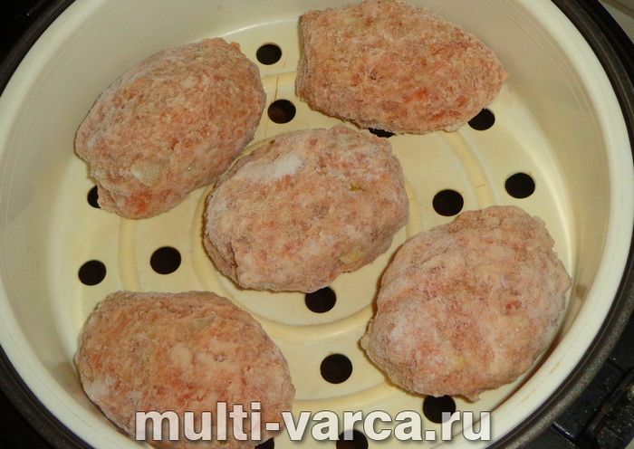 Заморожені котлети на пару в мультиварці