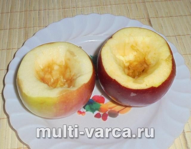 Запечені яблука з сиром і курагою