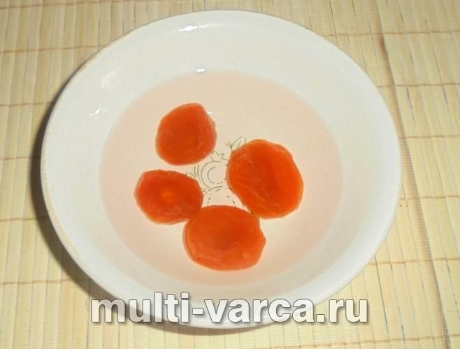 Запечені яблука з сиром і курагою