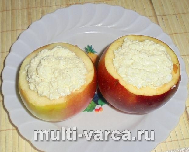 Запечені яблука з сиром і курагою