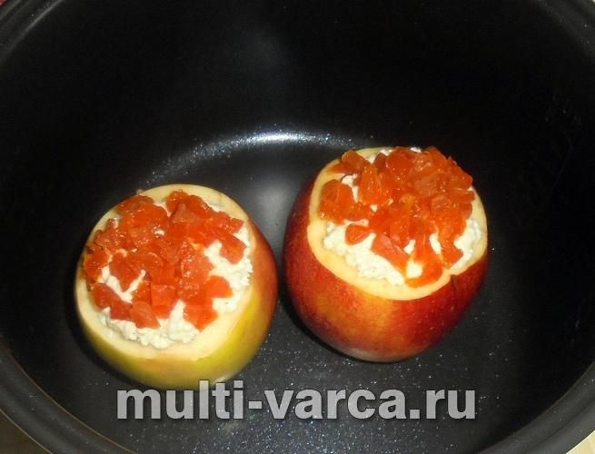 Запечені яблука з сиром і курагою