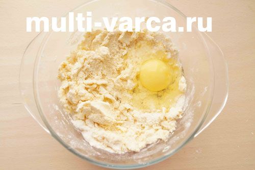 Дуже смачний пиріг зі сметанною заливкою в мультиварці