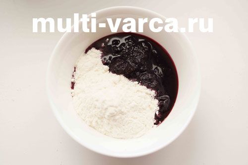 Дуже смачний пиріг зі сметанною заливкою в мультиварці