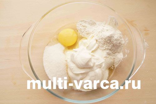 Дуже смачний пиріг зі сметанною заливкою в мультиварці
