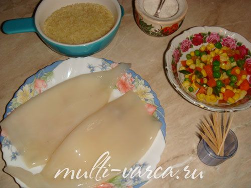 Фаршировані кальмари з рисом і овочами на пару