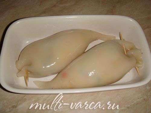 Фаршировані кальмари з рисом і овочами на пару
