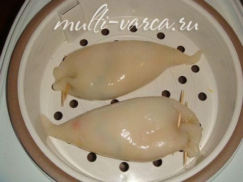 Фаршировані кальмари з рисом і овочами на пару