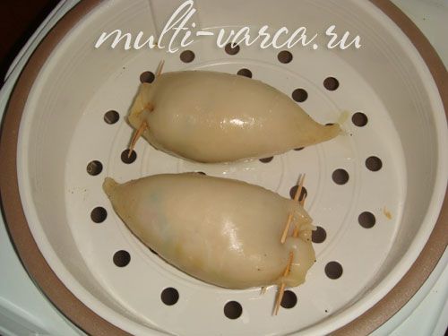 Фаршировані кальмари з рисом і овочами на пару