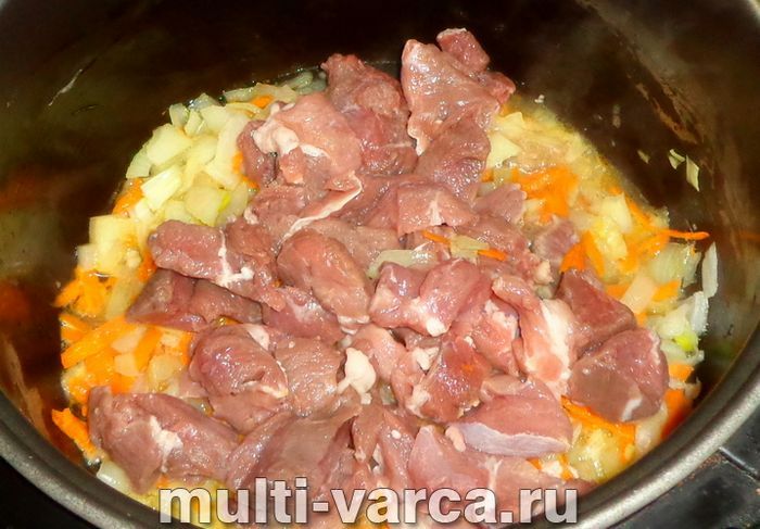 Гречка зі свининою та грибами в мультиварці