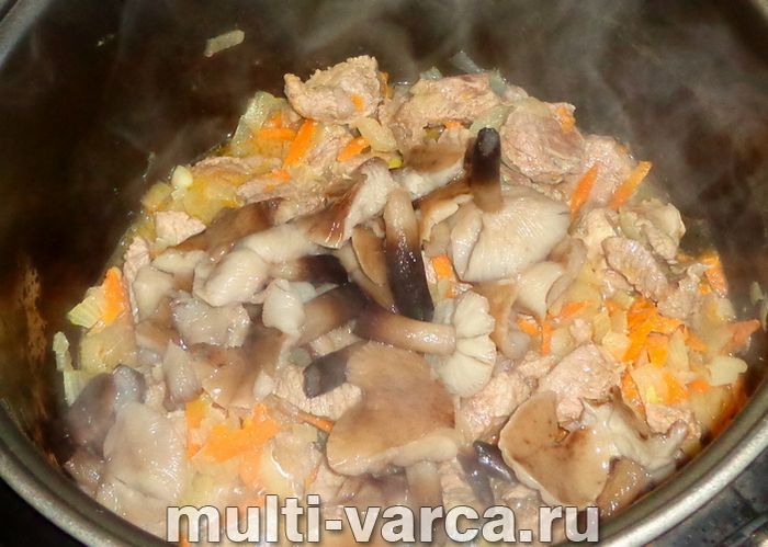 Гречка зі свининою та грибами в мультиварці