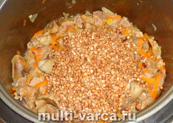 Гречка зі свининою та грибами в мультиварці