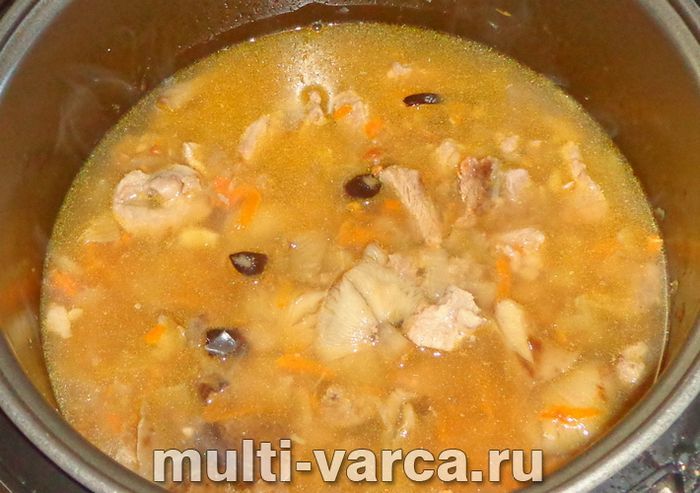 Гречка зі свининою та грибами в мультиварці