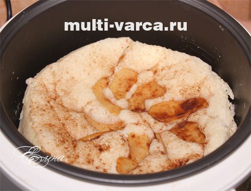 Яблучна шарлотка в мультиварці