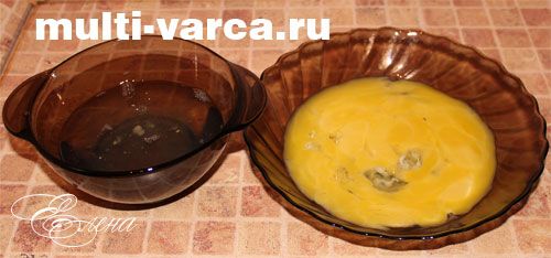 Яблучна шарлотка в мультиварці