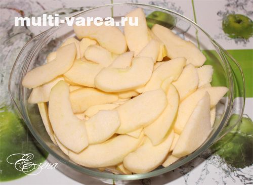 Яблучна шарлотка в мультиварці