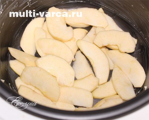 Яблучна шарлотка в мультиварці