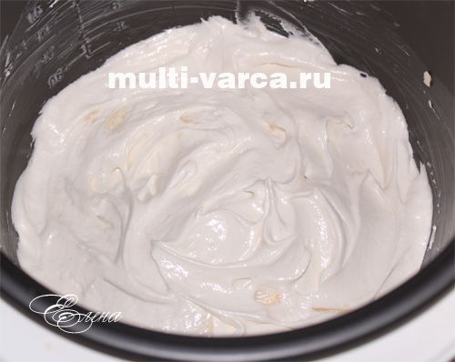 Яблучна шарлотка в мультиварці