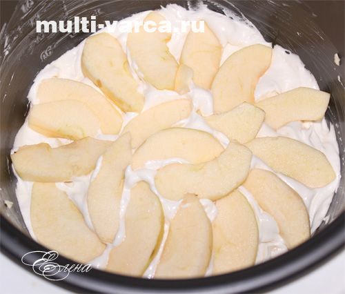 Яблучна шарлотка в мультиварці