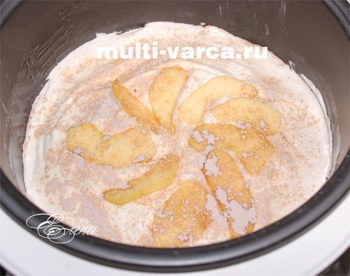 Яблучна шарлотка в мультиварці