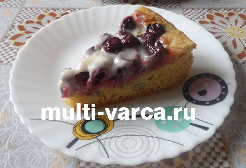 Яблучний пиріг із вишнею та фісташками в мультиварці