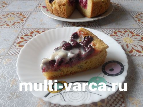 Яблучний пиріг із вишнею та фісташками в мультиварці
