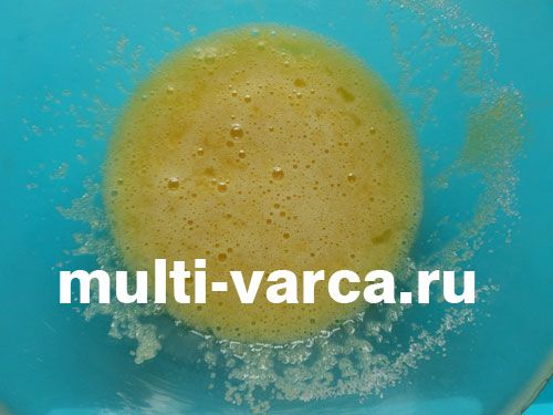 Яблучний пиріг із вишнею та фісташками в мультиварці