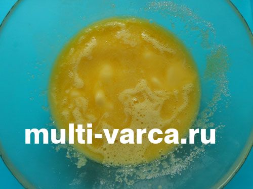Яблучний пиріг із вишнею та фісташками в мультиварці