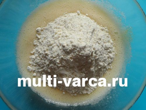 Яблучний пиріг із вишнею та фісташками в мультиварці