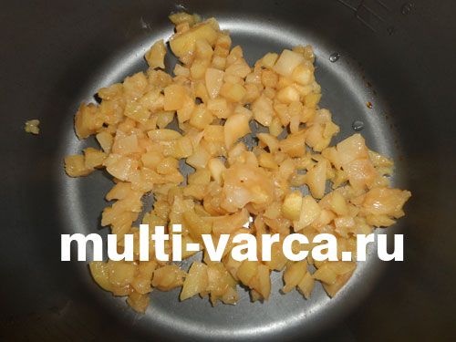 Яблучний пиріг із вишнею та фісташками в мультиварці