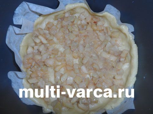 Яблучний пиріг із вишнею та фісташками в мультиварці