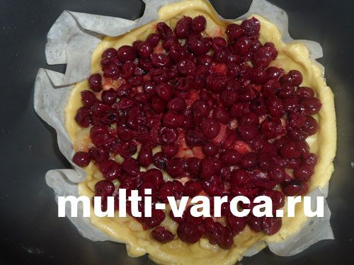 Яблучний пиріг із вишнею та фісташками в мультиварці