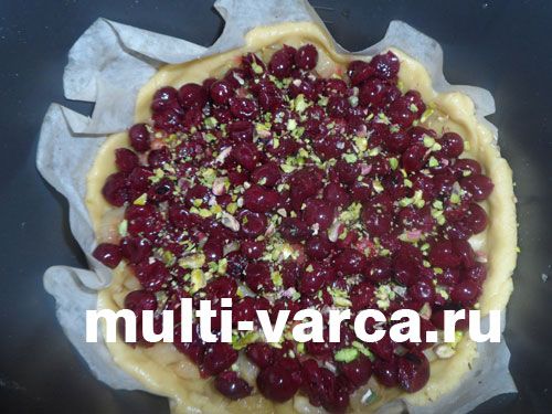 Яблучний пиріг із вишнею та фісташками в мультиварці