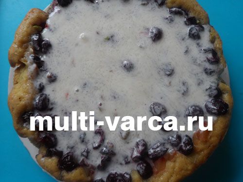 Яблучний пиріг із вишнею та фісташками в мультиварці