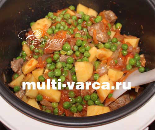 Яловичий гуляш із підливою та зеленим горошком у мультиварці