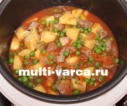 Яловичий гуляш із підливою та зеленим горошком у мультиварці