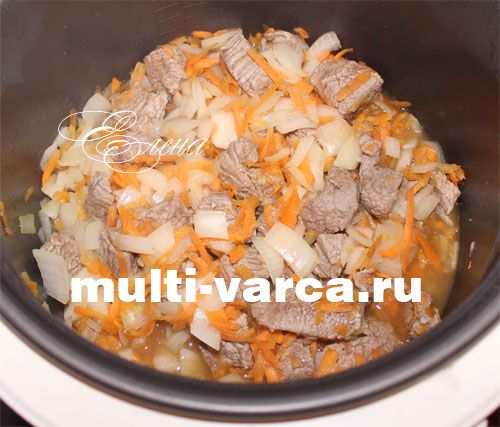 Яловичий гуляш із підливою та зеленим горошком у мультиварці