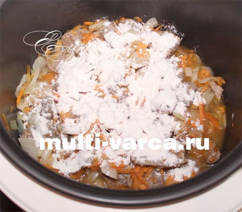 Яловичий гуляш із підливою та зеленим горошком у мультиварці