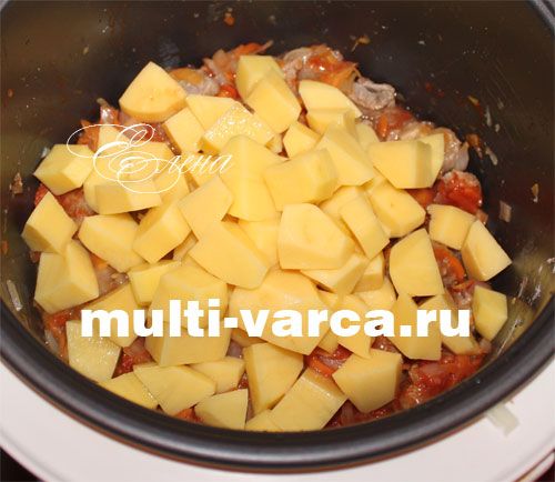 Яловичий гуляш із підливою та зеленим горошком у мультиварці