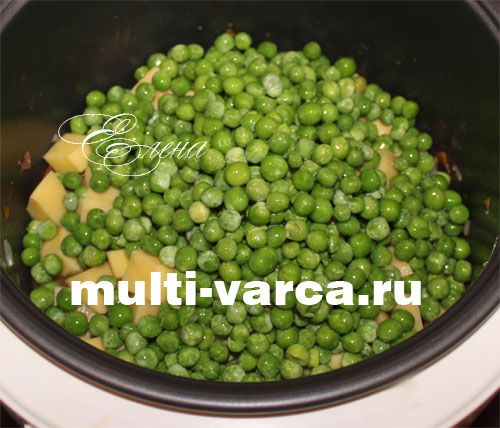 Яловичий гуляш із підливою та зеленим горошком у мультиварці