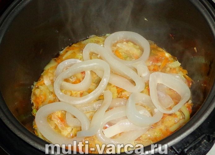 Кальмари з овочами в мультиварці