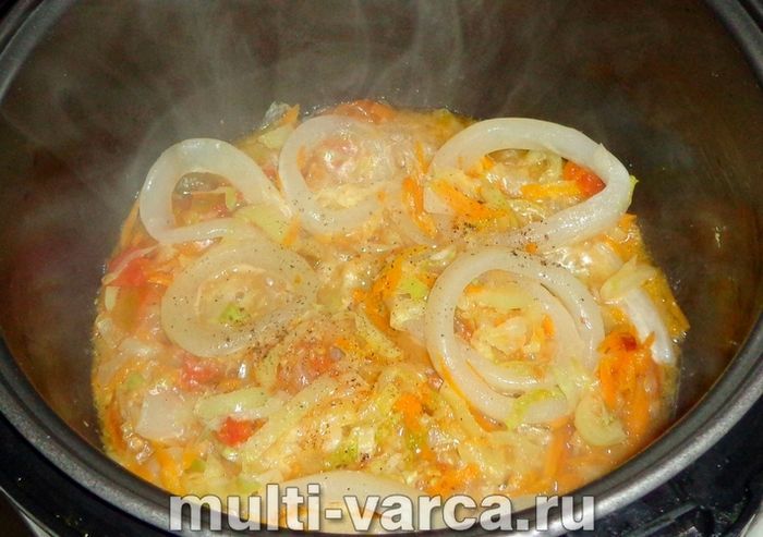 Кальмари з овочами в мультиварці