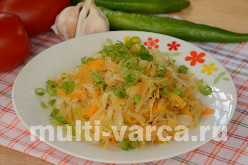 Капуста тушкована з яблуком і морквою в мультиварці