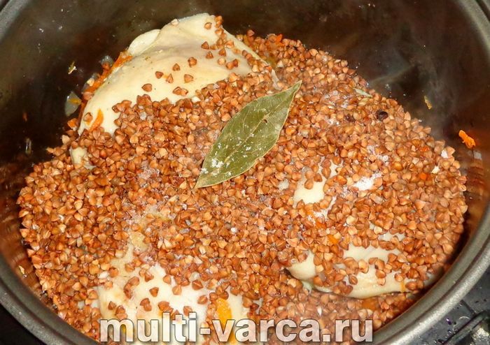 Курячі стегна з гречкою в мультиварці