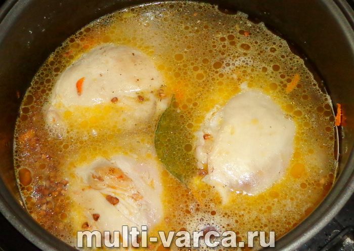 Курячі стегна з гречкою в мультиварці