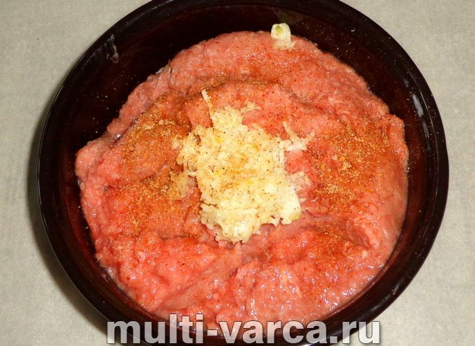 Курячий рулет з овочами в духовці